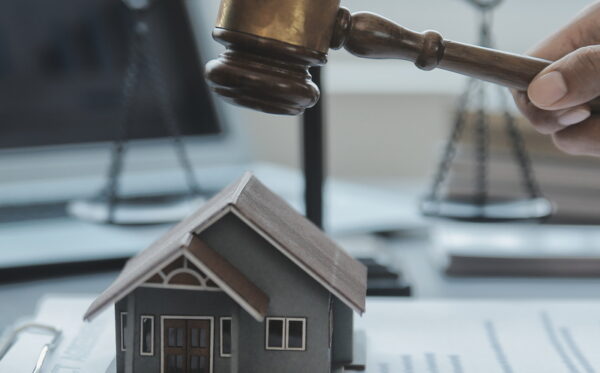 Justice and law concept.Male judge in a courtroom with the gavel corso custodi giudiziari